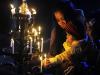 Indianos acendem velas em frente à estátua de Jesus na igreja de Santa Maria