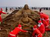 Vestidos de Papai Noel, artistas fizeram escultura na areia em Bhubaneswar, na Índia