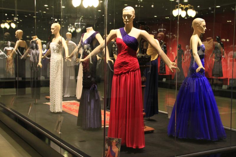 Tributo a Lady Diana, com réplica de vestidos clássicos da princesa inglesa:imagem 5
