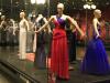 Tributo a Lady Diana, com réplica de vestidos clássicos da princesa inglesa