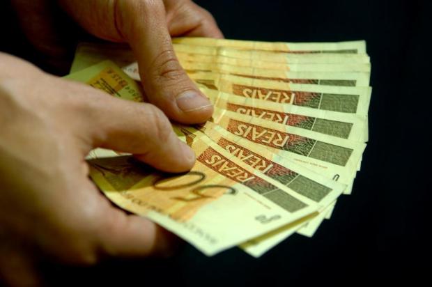 Orçamento da União prevê salário mínimo de R$ 674,95 Genaro Joner/Agencia RBS Orçamento da União prevê salário mínimo de R$ 674,95 Genaro Joner/Agencia RBS