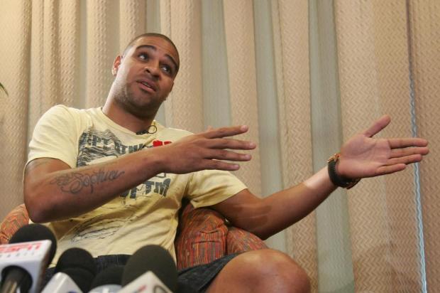Douglas confia em Adriano e diz que Imperador está mostrando vontade AP/AP