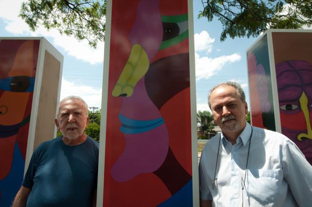 Dupla de artistas constrói totens coloridos em esquina da Capital Tárlis Schneider/ Dupla de artistas constrói totens coloridos em esquina da Capital Tárlis Schneider/
