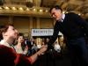 Mitt Romney cumprimentou eleitores durante a convenção republicana em Des Moines, em Iowa