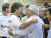 O técnico Caio Júnior recebeu um abraço empolgado do presidente Paulo Odone