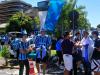 Desde às 10h, indiferentes ao sol forte, centenas de gremistas se aglomeravam na rua Silva Paes, ao lado da Igreja Cristo Rei, esperando pelo ônibus