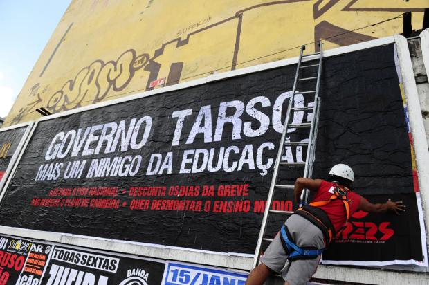 Cpers cria outdoors contra o governo Tarso Lauro Alves/ Cpers cria outdoors contra o governo Tarso Lauro Alves/