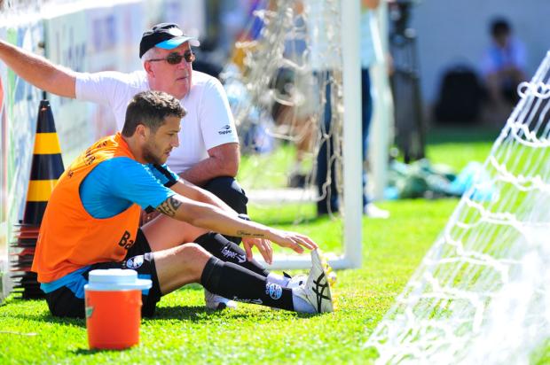 Com torção no joelho, Sorondo está fora do Grêmio Tadeu Vilani/