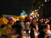 Guarda chuvas coloridos desfilaram pelo Pier Maua na abertura do Fashion Rio. A garoa fina nao cessou durante toda a noite. Mesmo assim foi pouco para eliminar o calor abafado do verão carioca. As sombrinhas valeram mesmo para proteger os penteados e chapinhas das belas e belos que circularam pelo evento 