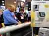 Visitantes olham produtos da Scosche, incluindo o fitRAIL, um sistema de exercícios para iPad e iPad2, que deve ser utilizado no treino com esteira ou similar