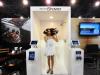 Uma modelo sai da cabine iShower, que tem um alto-falante para chuveiro destácavel com compatibilidade com sistemas de áudio bluetooth em telefone, tablet ou computador