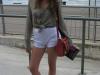 A sacada é o bustiê animal print sob a blusa transparente