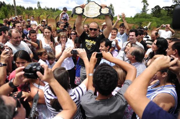 Júnior Cigano é recebido com festa em Santa Catarina Alvarélio Kurossu/Agencia RBS