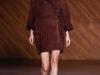 Caroline Trentini abriu o desfile usando um trench coat vinho  
