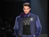 Os trajes masculinos ganharam detalhes como broches na lapela