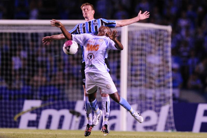 O zagueiro Douglas Grolli mostrou garra e foi aplaudido pela torcida após divididas com o adversário:imagem 10