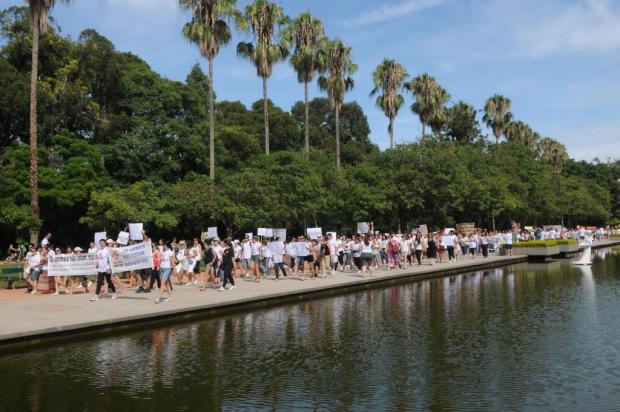Ativistas realizam passeata na Redenção contra os maus-tratos a animais Arivaldo Chaves/Agencia RBS