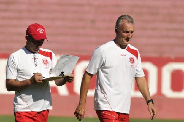 Dorival fala da pressão sobre Caio Júnior: "Só tenho de lamentar" Genaro Joner/AgênciaRBS Dorival fala da pressão sobre Caio Júnior: "Só tenho de lamentar" Genaro Joner/AgênciaRBS