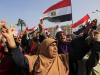 Com bandeiras e cartazes, manifestantes comemoraram a queda do ex-presidente Hosni Mubarak, que aconteceu há um ano