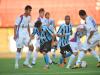 Kléber e Júlio César, do Grêmio, no meio de quatro adversários