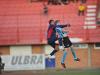 O goleiro Ney e o zagueiro Douglas Grolli machucaram-se em choque, mas continuaram no jogo