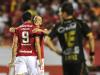 D'Alessandro e Damião na partida contra o Once Caldas
