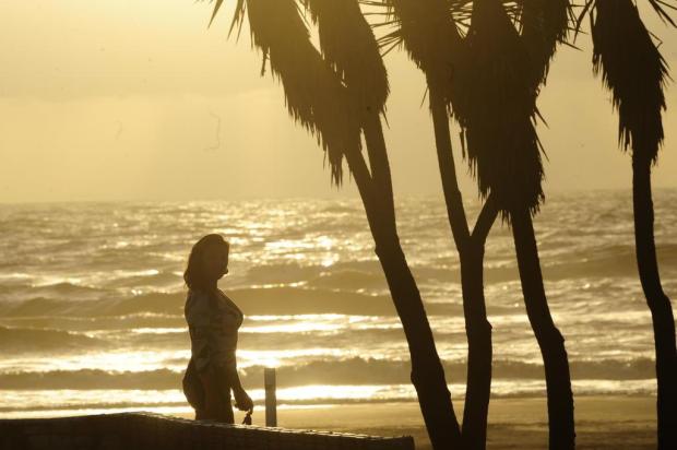 Quinta-feira começa com sol e atrai veranistas à orla de Capão da Canoa Lauro Alves/Agencia RBS