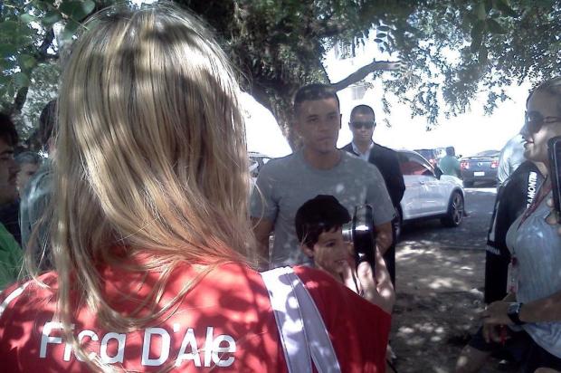 FOTO: Torcedores vão ao Beira-Rio para pedir a permanência de D'Alessandro Leonardo Oliveira/AgênciaRBS