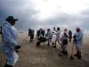 Mais de 130 pessoas trabalharam na retirada de óleo da areia de Tramandaí