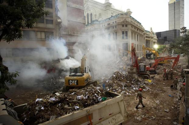 Sobe para sete número de corpos encontrados nos escombros de prédios do Rio de Janeiro Victor R. Caivano/AP