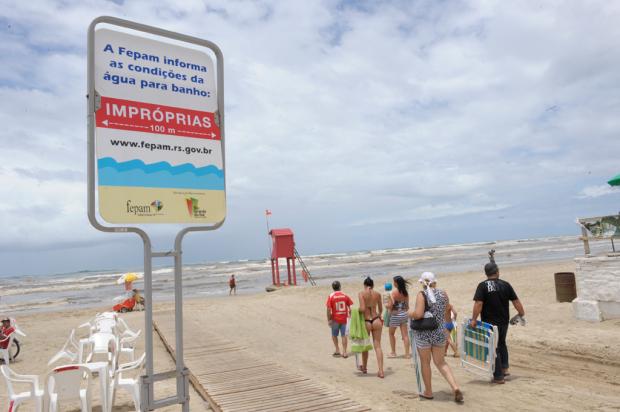 Veranistas de Tramandaí e Imbé devem se afastar da praia durante todo o fim de semana, diz Fepam Adriana Franciosi/ Veranistas de Tramandaí e Imbé devem se afastar da praia durante todo o fim de semana, diz Fepam Adriana Franciosi/
