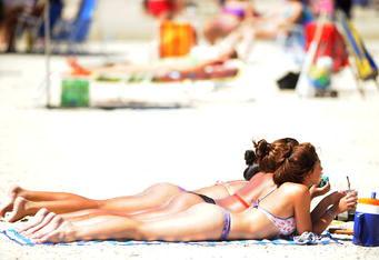 Veranistas aproveitam domingo de calor e sol em Capão da Canoa, no Litoral Norte Ronaldo Bernardi/Agência RBS Veranistas aproveitam domingo de calor e sol em Capão da Canoa, no Litoral Norte Ronaldo Bernardi/Agência RBS