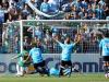 Goleiro tricolor Victor, um dos destaques da partida, em uma importante defesa