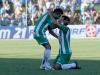 Jogadores se abraçam e comemoram a vitória de 2 a 1 em cima do Grêmio