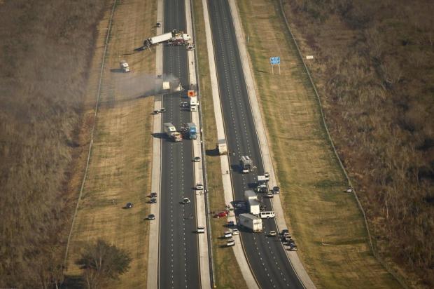 FOTO: acidente coletivo causa ao menos 10 mortes e bloqueia rodovia nos Estados Unidos Rob C. Witzel/AP Photo/The Gainesville Sun