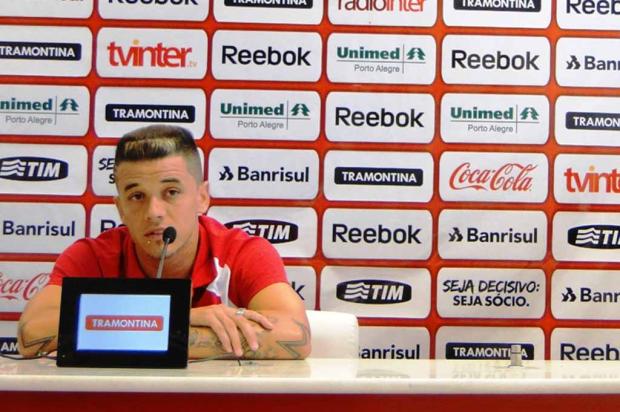 D'Ale revela que torcida à porta de sua casa foi decisiva para permanência no Inter Alexandre Ernst/