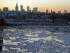 O sol se pôs sobre o rio Wisla congelamento na capital polonesa Varsóvia, onde as temperaturas caíram para   -27º