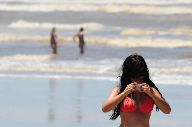 Com liberação do banho, veranistas aproveitam o mar de Tramandaí Lauro Alves/ Com liberação do banho, veranistas aproveitam o mar de Tramandaí Lauro Alves/