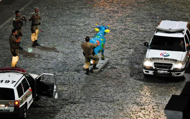 PMs que "brincaram" com Vaca da CowParade, em Florianópolis, serão denunciados por dois crimes Eduardo Valente / Futura Press/futura press