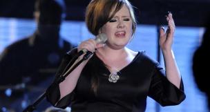 Karl Lagerfeld se dá conta da gafe que cometeu ao chamar Adele de gorda (Mark J. Terrill/AP)