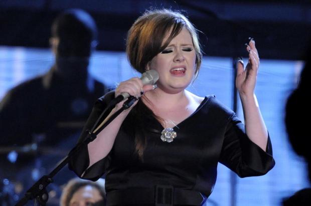 Karl Lagerfeld se dá conta da gafe que cometeu ao chamar Adele de gorda Mark J. Terrill/AP