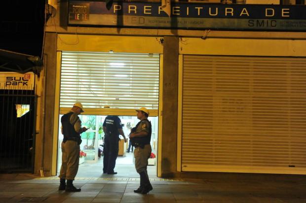 Quadrilha arromba dois caixas eletrônicos em prédio da prefeitura, no centro de Porto Alegre Tadeu Vilani/Agencia RBS Quadrilha arromba dois caixas eletrônicos em prédio da prefeitura, no centro de Porto Alegre Tadeu Vilani/Agencia RBS