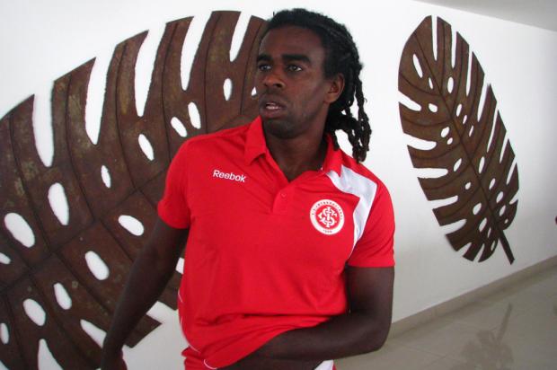 Nova lesão na coxa põe meia Tinga de molho por quase um mês Leonardo Oliveira/