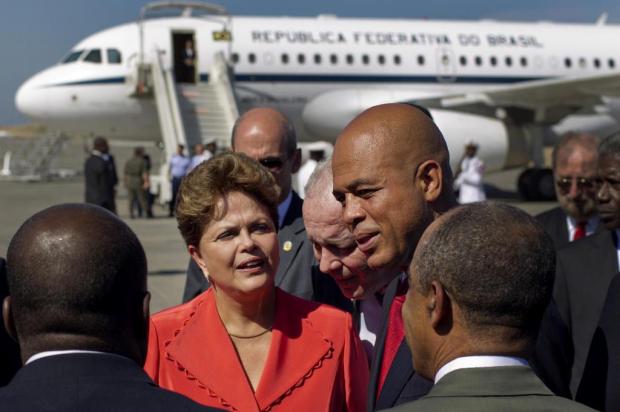 Dilma é recebida com festa na chegada ao Haiti Ramon Espinosa/AP