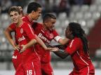 Com Tinga no meio e Elton improvisado na lateral, Inter pega o Juan Aurich no Beira-Rio Ricardo Mazalan/AP