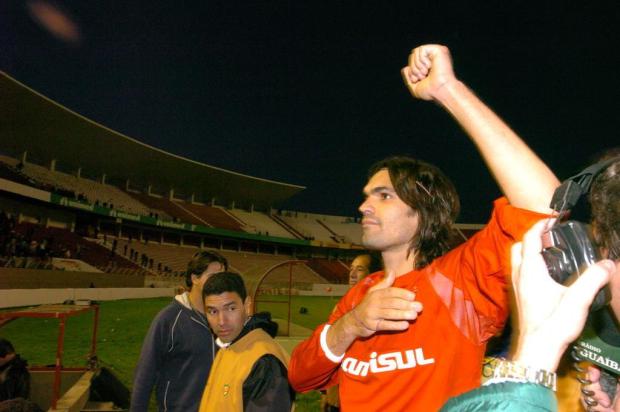 Em 2004, Fernandão entra para marcar o gol 1000 da história do clássico Fernando Gomes/Agencia RBS