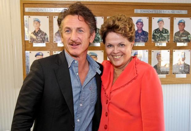 FOTO: Sorridente, Dilma posa ao lado do astro Sean Penn no Haiti Roberto Stuckert Filho/Presidência da República,Divulgação FOTO: Sorridente, Dilma posa ao lado do astro Sean Penn no Haiti Roberto Stuckert Filho/Presidência da República,Divulgação