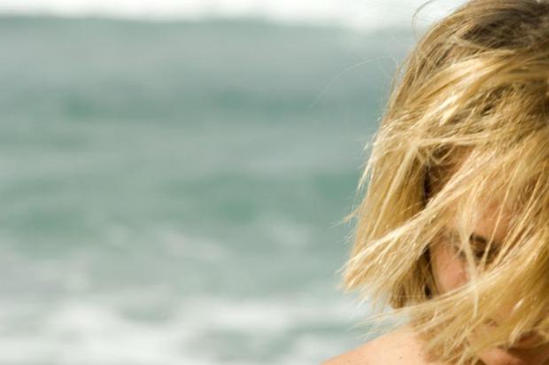 Hidratar o cabelo é essencial para manter sua saúde, sobretudo em temporada de praia nao se aplica/packbags,reproducao