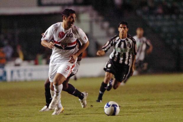 Grêmio estaria prestes a anunciar zagueiro André Dias e dois meias argentinos Flávio Neves/Agencia RBS