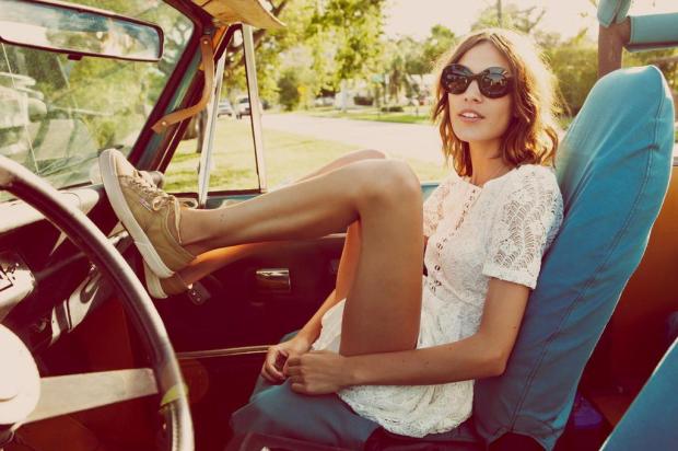 Ícone da moda, Alexa Chung estrela campanha de tênis Superega Guy Aroch/Divulgação